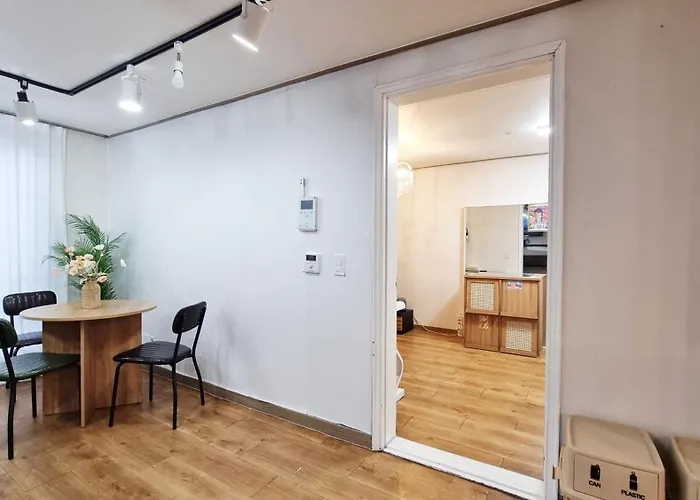 홍대에서 핫한 거리 Apartment Seoul