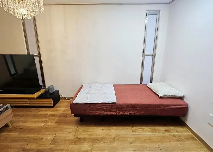 홍대에서 핫한 거리 Apartment *