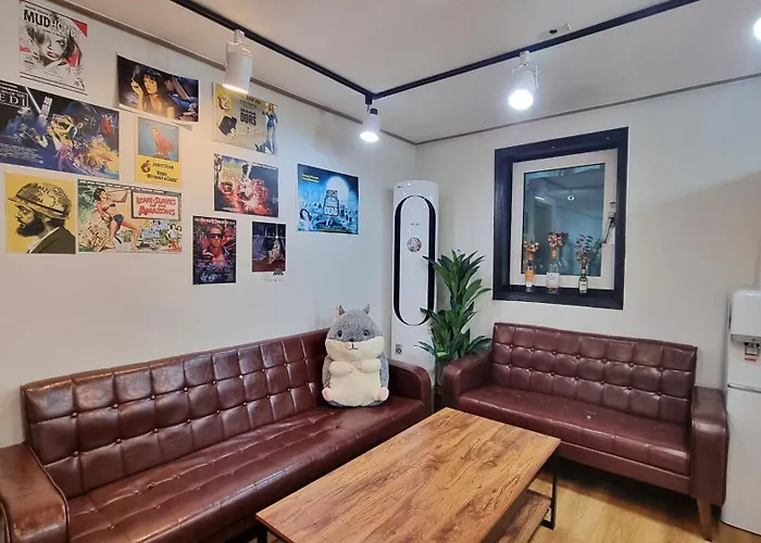 홍대에서 핫한 거리 Apartment *