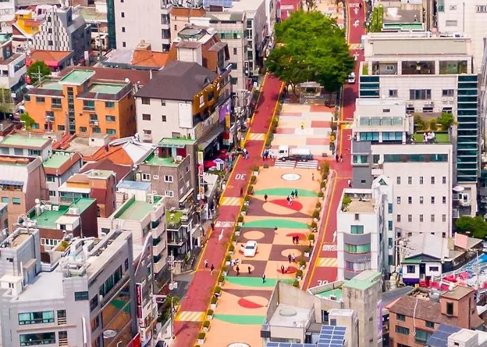 홍대에서 핫한 거리 Apartment *